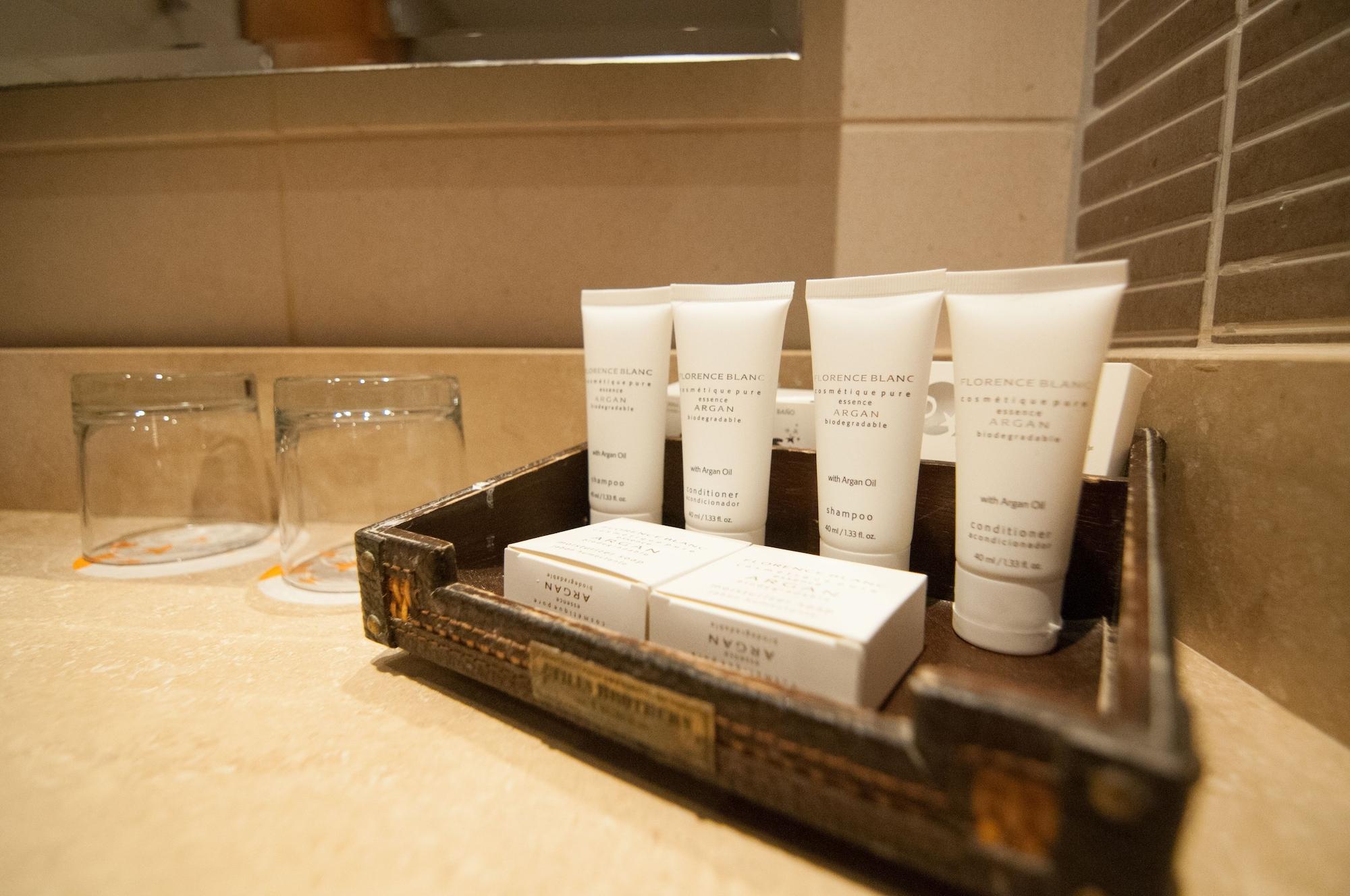 Enjoy Coquimbo Hotell Exteriör bild A selection of toiletries in a hotel bathroom