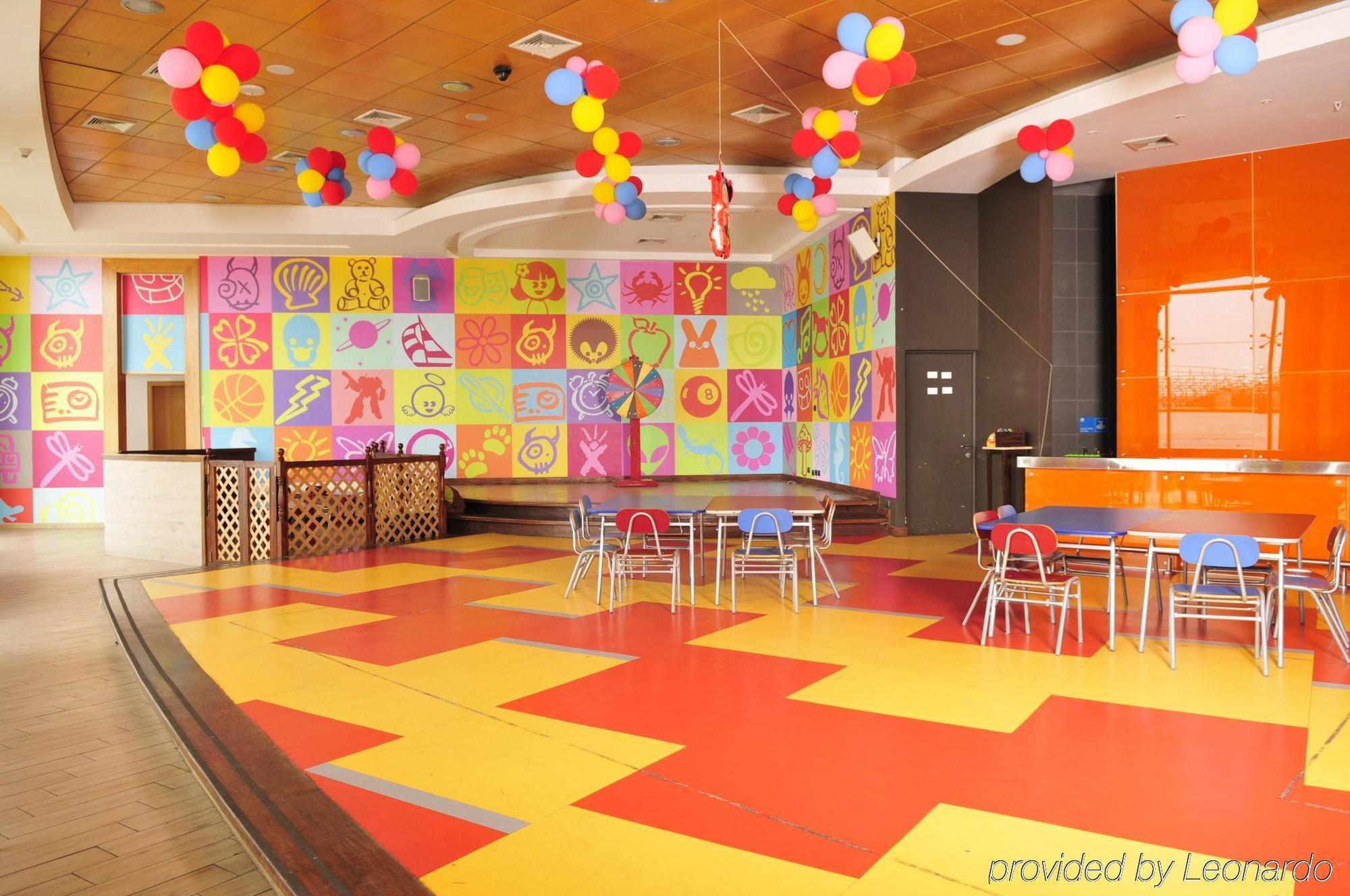 Enjoy Coquimbo Hotell Restaurang bild The interior of a McDonald's PlayPlace